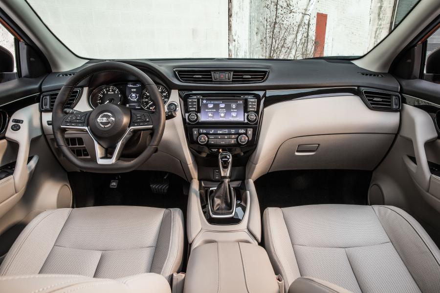 Торпедо Nissan Rogue Sport 2017 года  (фото 15 из 71)